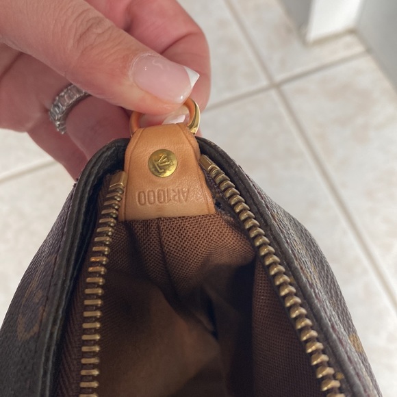 Authentic Louis Vuitton Monogram Cabas Mezzo Tote - Picture 13 of 16